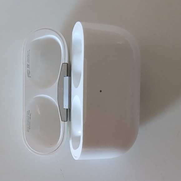 Airpod Pro Gen 4 - Picture 2 of 3